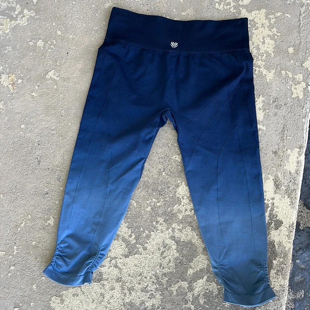 Like new Forever 21 ombre Capri leggings - Picture 9 of 11